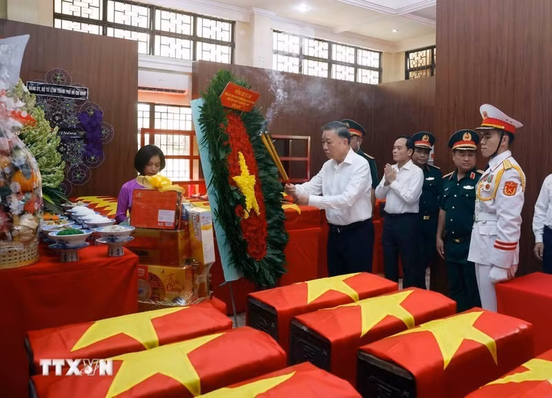 Party General Secretary and State President To Lam offers incense in tribute to fallen heroes and martyrs at Le Thi Rieng Park in Ho Chi Minh City on July 17, 2026. (Photo: VNA)