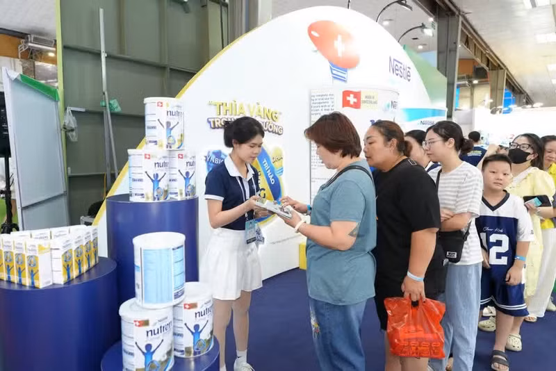 Visitors at the event marking World Milk Day in Ha Noi.