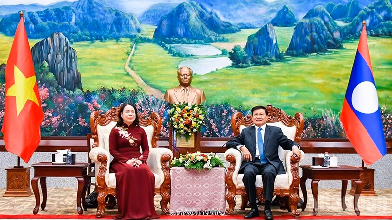 General Secretary of the Lao People’s Revolutionary Party (LPRP) and President of Laos Thongloun Sisoulith (R) receives Vietnamese State Vice President Vo Thi Anh Xuan on August 21. (Photo: Hai Tien) 