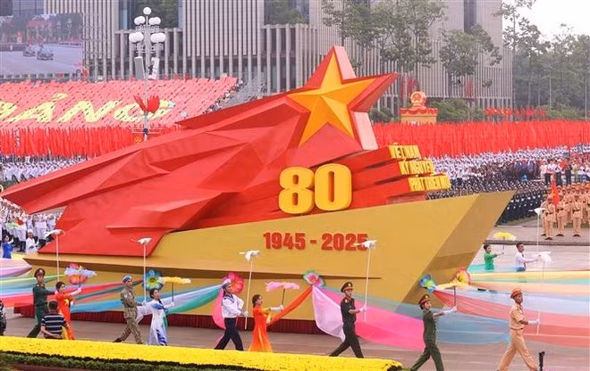 A model vehicle symbolising the 80th anniversary of August Revolution and National Day of the Socialist Republic of Viet Nam. (Photo: VNA)