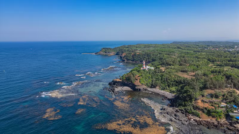 Viewed from above, Ba Lang An Cape stretches out into the East Sea/South China Sea like a giant arc. The cape is located in Dong Son Commune, Quang Ngai Province.