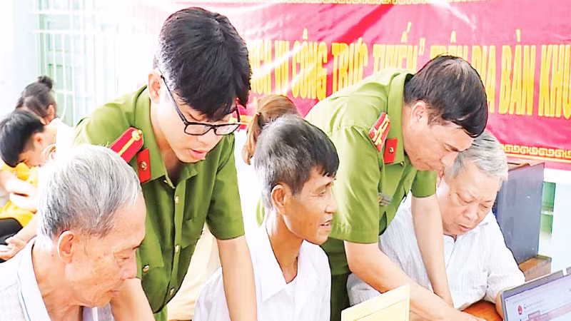 Citizens are supported in accessing and using online public services. (Photo: Thanh Hoa Provincial Police)