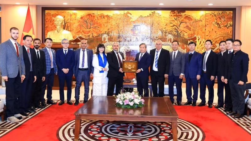 Ha Noi Chairman Vu Dai Thang receives the Arab Business Council delegation.
