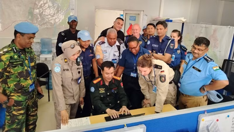 Lieutenant Colonel Pham Van Dong instructs his colleagues to use the software.