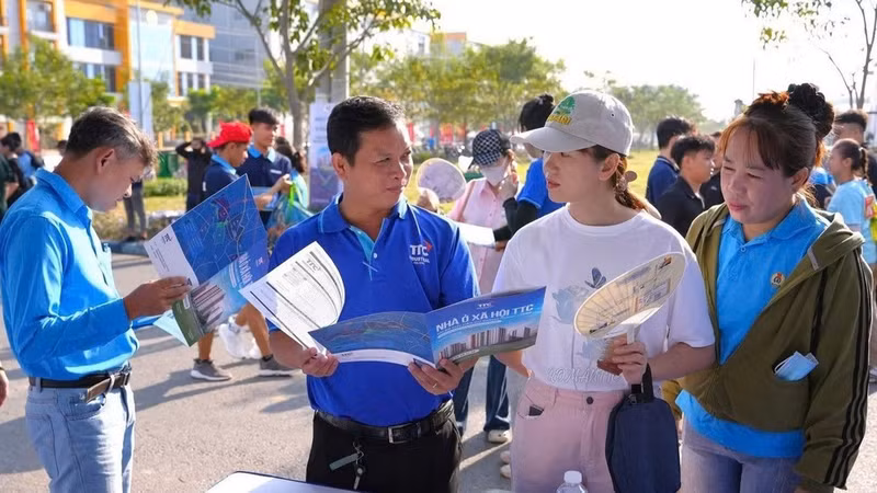 A sales event for the social housing apartment project in Tan Ninh Ward, Tay Ninh Province, attracts strong interest from workers.