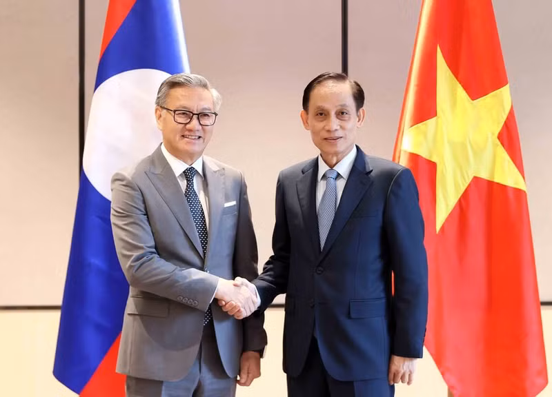 Vietnamese Foreign Minister Le Hoai Trung (R) and his Lao counterpart Thongsavanh Phomvihane at the 12th Viet Nam–Laos political consultation at the foreign ministerial level in Ha Noi on December 18, 2025 (Photo: VNA)