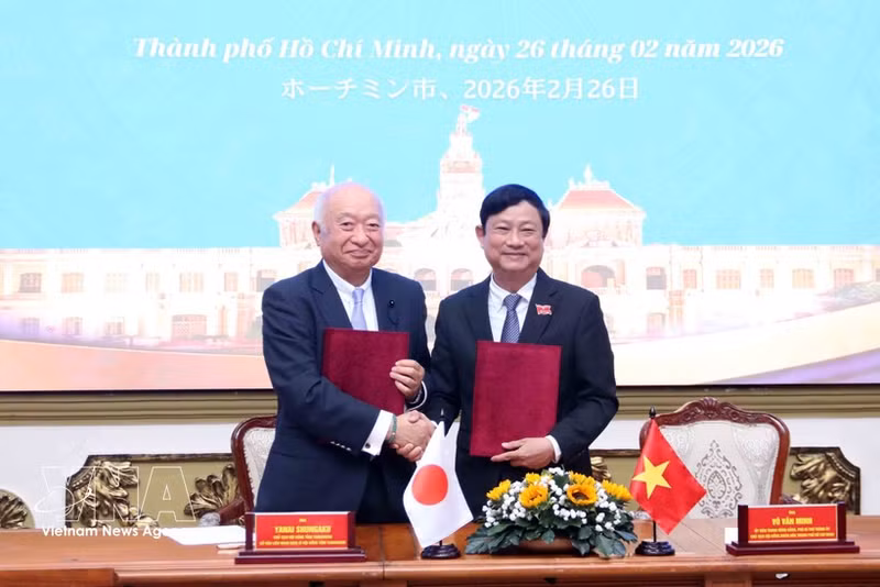 Vo Van Minh (right), Chairman of the Ho Chi Minh City People’s Council, and Yanai Shungaku (left), Chairman of the Yamaguchi Prefectural Assembly, sign a memorandum of understanding on friendly exchanges and cooperation. (Photo: VNA) 