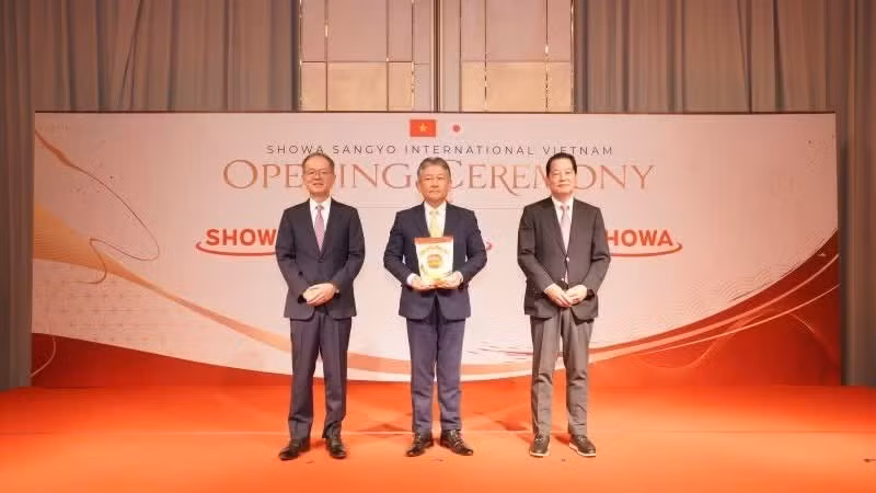 Leaders of Showa Sangyo International Viet Nam present the locally produced Showa Tempura Batter Mix.