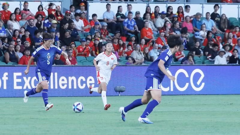 Huynh Nhu and her teammates failed to produce a surprise against Japan’s women’s team. (Photo: VFF)