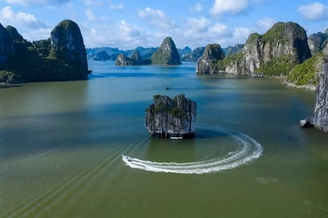 The 7 Wonders Day will be held on July 7 to celebrate Ha Long Bay as one of the best known world natural heritage site. (Photo: courtesy of Ha Long Bay - Yen Tu World Heritage Management Department) 