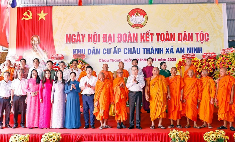 NA Chairman Tran Thanh Man and other participants in the Great National Solidarity Festival in Chau Thanh hamlet, Can Tho's An Ninh commune, on November 9 (Photo: VNA) 