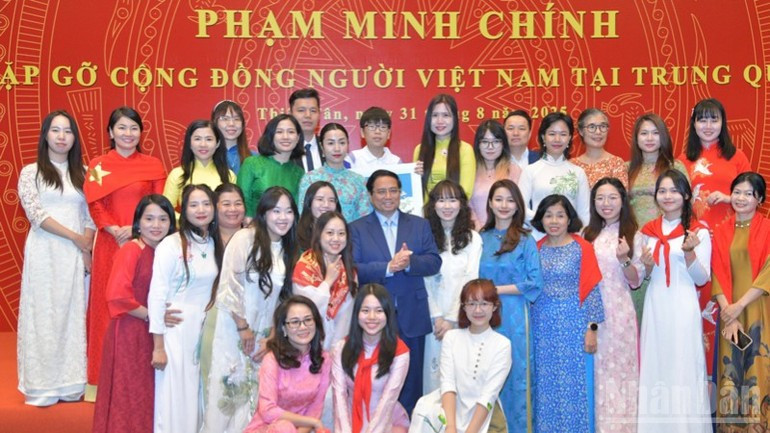PM Pham Minh Chinh and representatives of the Vietnamese community in China. (Photo: NDO)