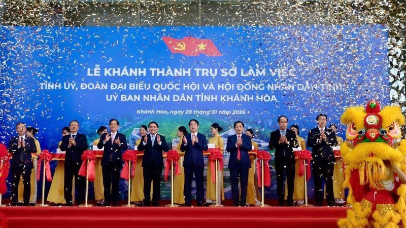 Delegates cut the ribbon at the inauguration of the new Khanh Hoa provincial headquarters.