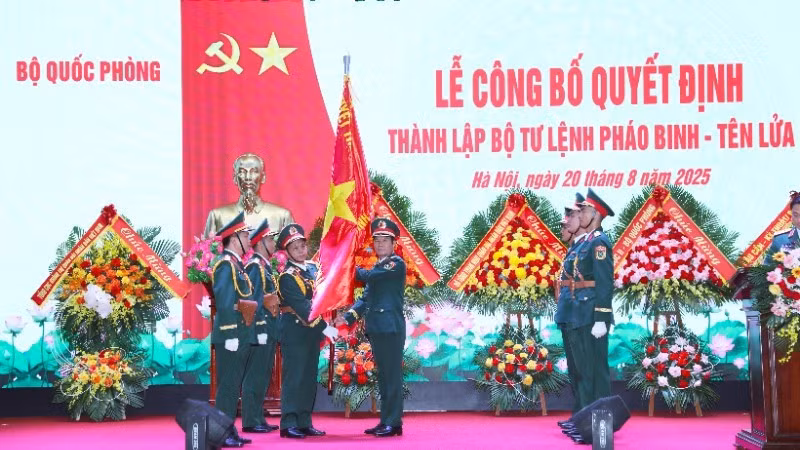 General Nguyen Tan Cuong presents the military flag to the Artillery-Missile Command.
