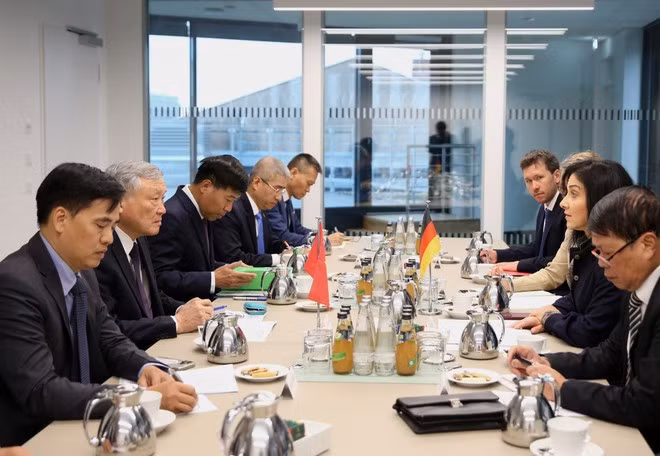 Deputy PM Nguyen Hoa Binh has a working session with Federal Minister for Economic Affairs and Energy Katharina Reiche. (Photo: VNA)