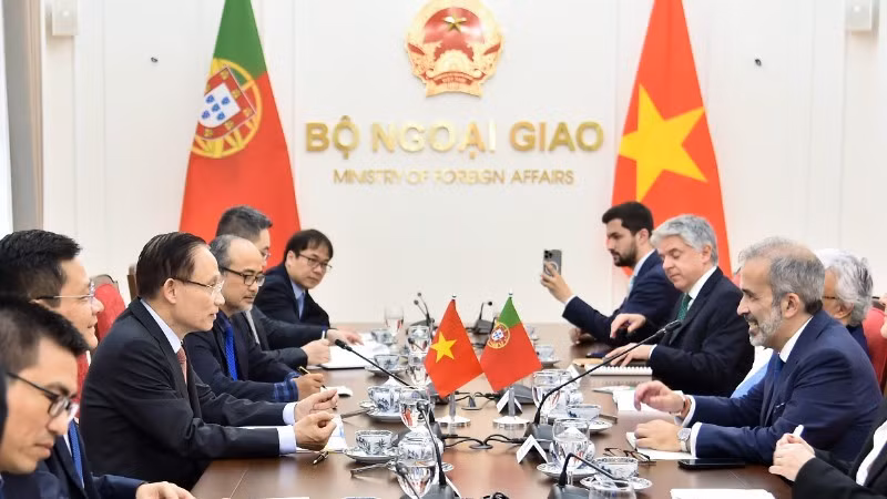 The talks between Minister of Foreign Affairs Le Hoai Trung and Portuguese Minister of State and Foreign Affairs Paulo Rangel in Ha Noi on February 27. (Photo: The Ministry of Foreign Affairs)