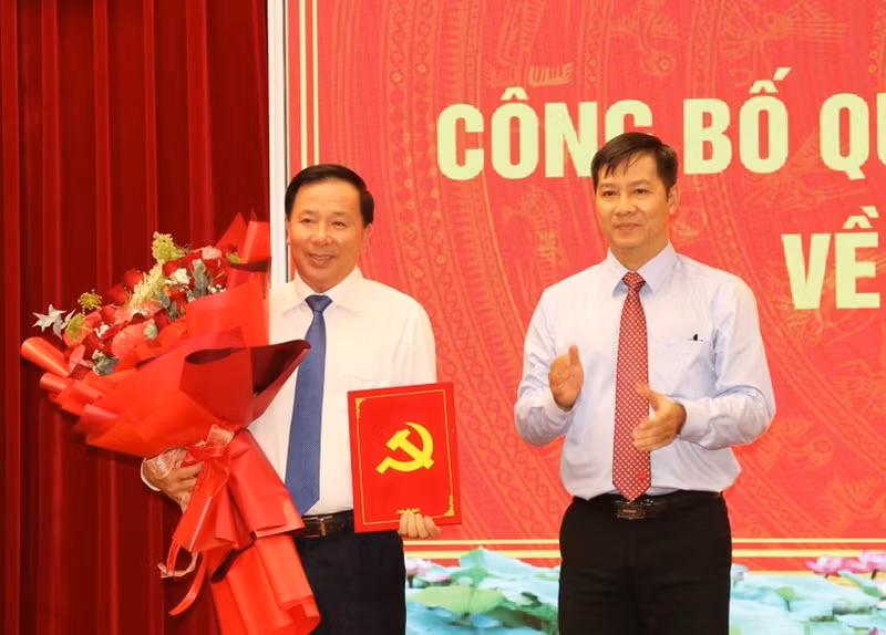 Nguyen Van Ut (left) receives the decision by the Party Central Committee’s Secretariat to assign him to join the Party Committee of Dong Nai province and its Standing Board, and hold the position of Deputy Secretary of the Dong Nai Party Committee for the 2025-2030 tenure. (Photo: VNA)