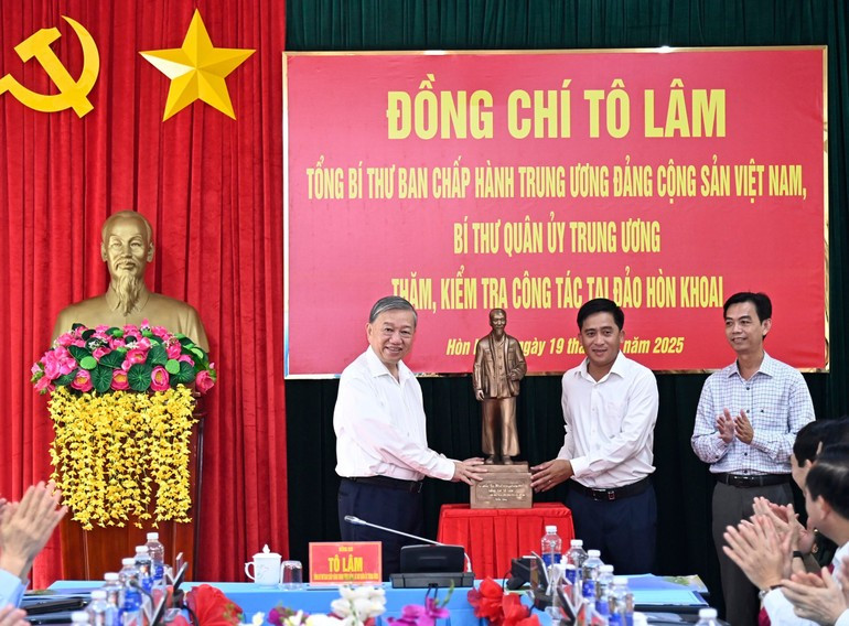 Party General Secretary To Lam presents a statue of President Ho Chi Minh to Dat Mui commune. (Photo: VNA) 