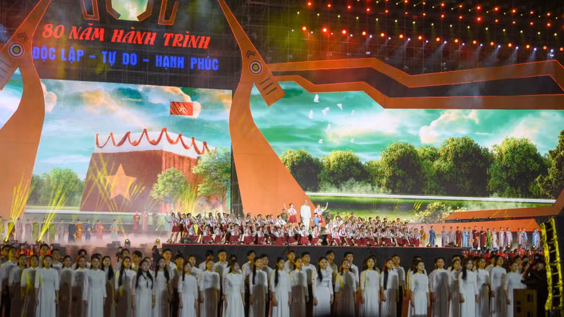 Art programme features Viet Nam's 80-year journey of independence, freedom, happiness