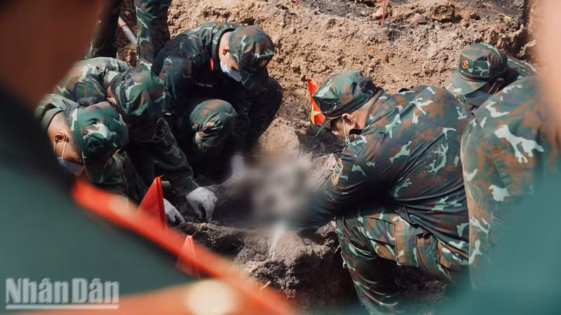 Personnel conducting the search and recovery of martyrs’ remains in Zone B of Le Thi Rieng Park. (Photo: LE THANH)