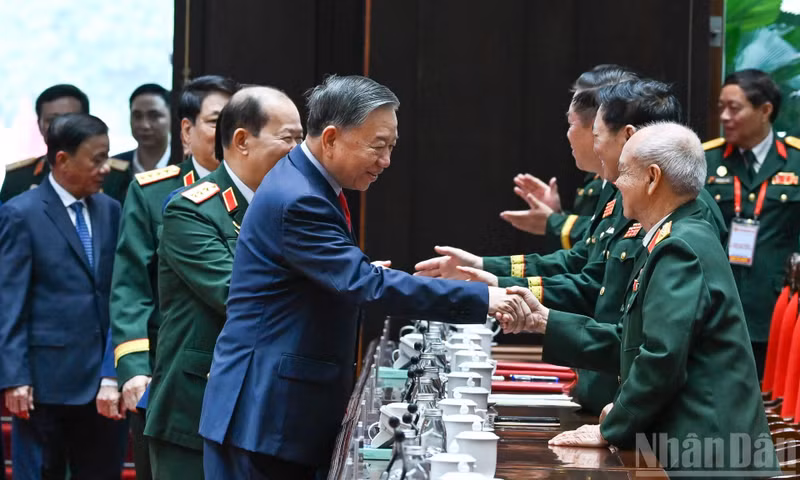 General Secretary and President To Lam shakes hands with delegates attending the congress.