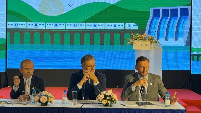 Julien Seillan, AFD’s Country Director in Viet Nam, speaks at the event.