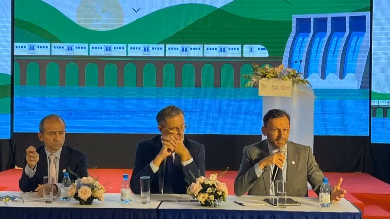 Julien Seillan, AFD’s Country Director in Viet Nam, speaks at the event.