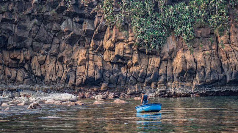 When flows of molten lava came into contact with cold seawater, they rapidly solidified and fractured into hexagonal columnar basalt formations, similar to those found at the well-known Ganh Da Dia rock formation.