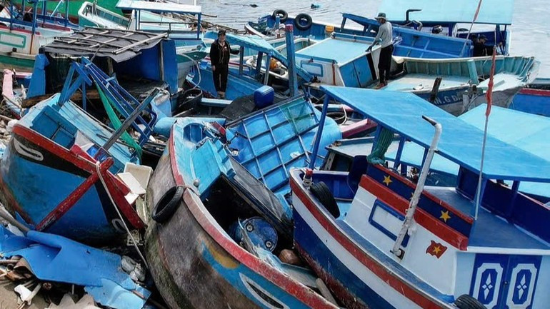 Fishing vessels in Dak Lak Province were severely damaged by Typhoon Kalmaegi.
