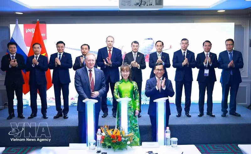 Prime Minister Le Minh Hung witnesses the announcement of three new Vietjet Air routes linking Viet Nam and Russia. (Photo: VNA)