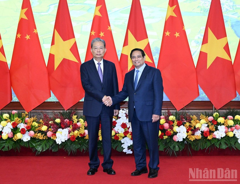 Prime Minister Pham Minh Chinh receives Zhao Leji, member of the Standing Committee of the Political Bureau of the Communist Party of China Central Committee and Chairman of the Standing Committee of the National People’s Congress of China, in Ha Noi on September 2. (Photo: NDO)