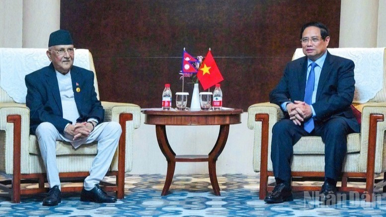 Vietnamese Prime Minister Pham Minh Chinh and his Nepalese counterpart Khadga Prasad Sharma Oli at their meeting in Tianjin on August 31. (Photo: NDO) 