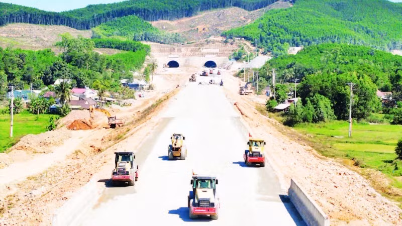 About 208 kilometres of expressway will be put into use on the upcoming occasion of August 19. (Photo: Thu Le)