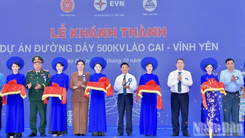 The inauguration of the Lao Cai-Vinh Yen 500kV transmission line.
