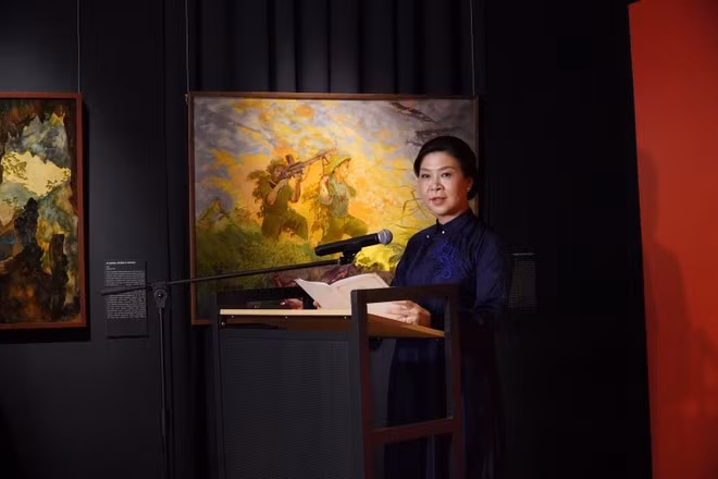 Madame Ngo Phuong Ly speaks at the opening ceremony of the largest exhibition of Vietnamese lacquer art ever held in Russia. (Photo: VNA)