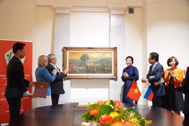 Madame Ngo Phuong Ly, spouse of Party General Secretary To Lam, presents Doi co (Hill of Palms) painting to the State Museum of Oriental Art. (Photo: VNA)