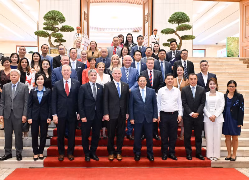 PM Pham Minh Chinh and the USABC delegation. (Photo: Tran Hai) 