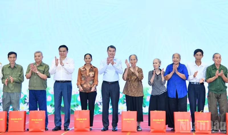 Prime Minister Le Minh Hung presents gifts to policy beneficiary families and poor households in Hai Phong. (Photo: Thanh Giang)
