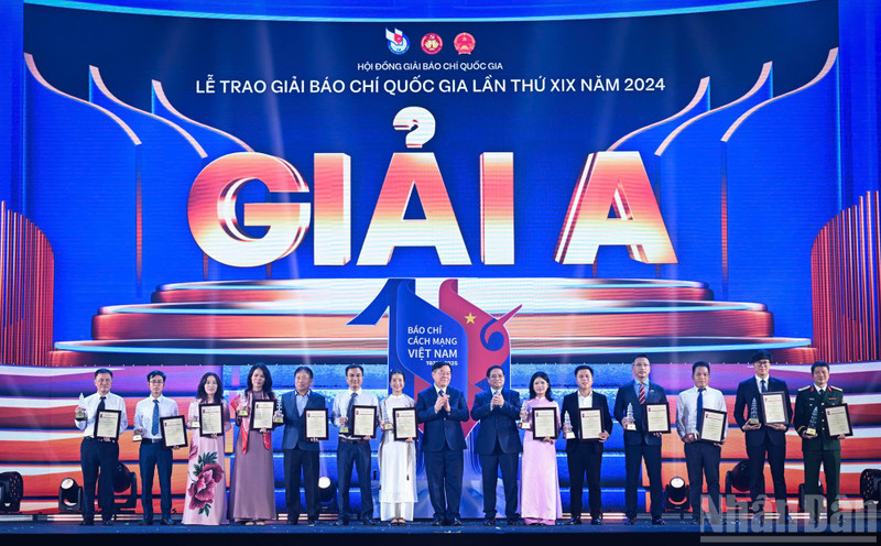 Prime Minister Pham Minh Chinh and winners of the A prizes. (Photo: NDO)
