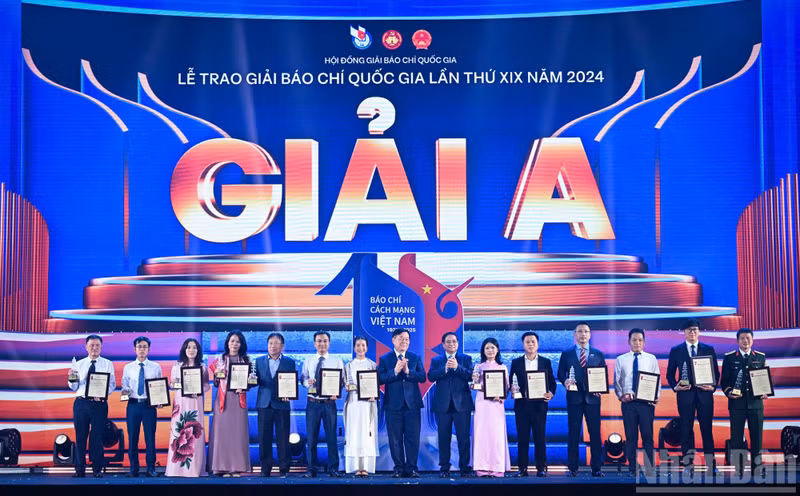 Prime Minister Pham Minh Chinh and winners of the A prizes. (Photo: NDO)