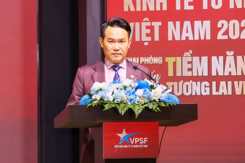 Dang Hong Anh, Chairman of the VYEA speaks at the event.