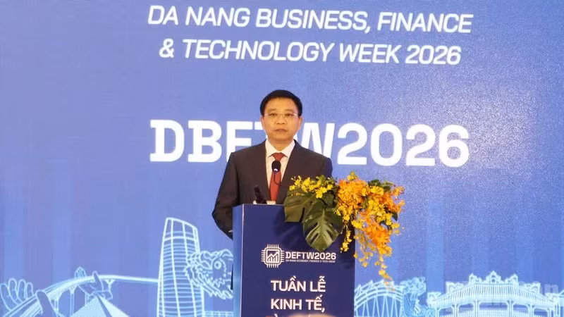 Deputy PM Nguyen Van Thang speaks at the event.