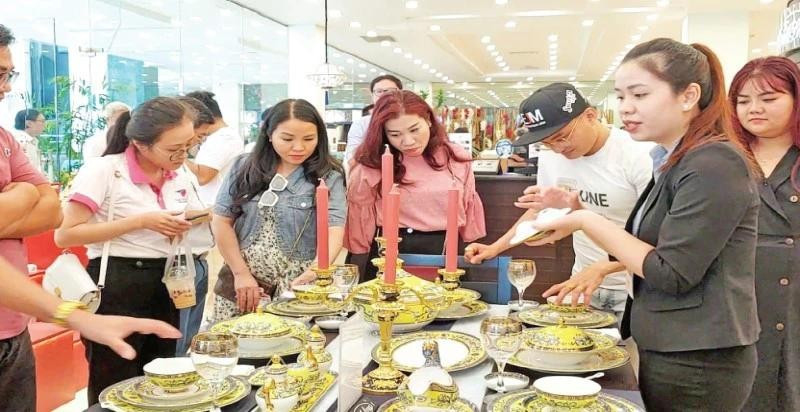 Minh Long is national ceramics brand renowned for its high-quality products.