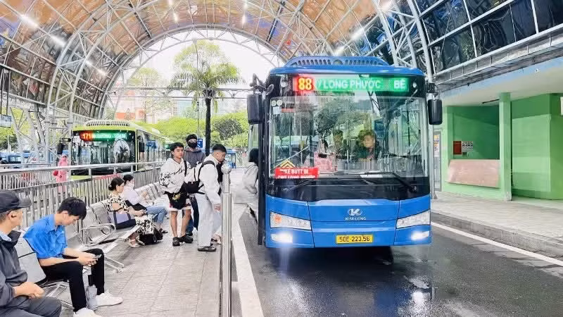 A bus stop in Ho Chi Minh City. (Photo: Quy Hien)