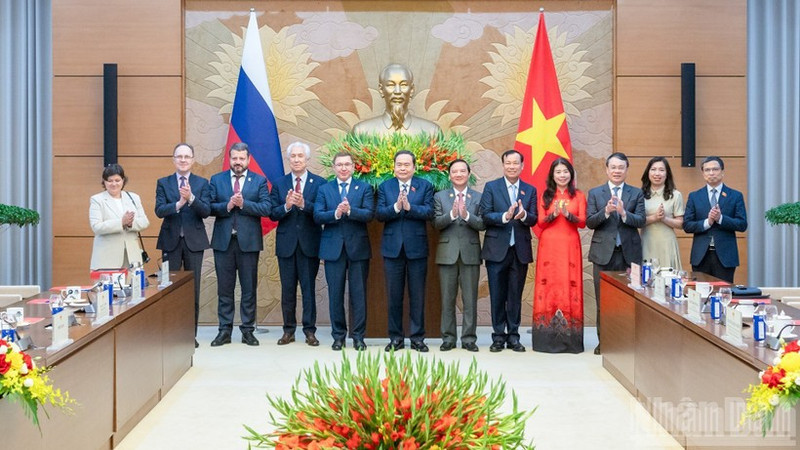 National Assembly Chairman Tran Thanh Man and the Russian delegation. (Photo: NDO)