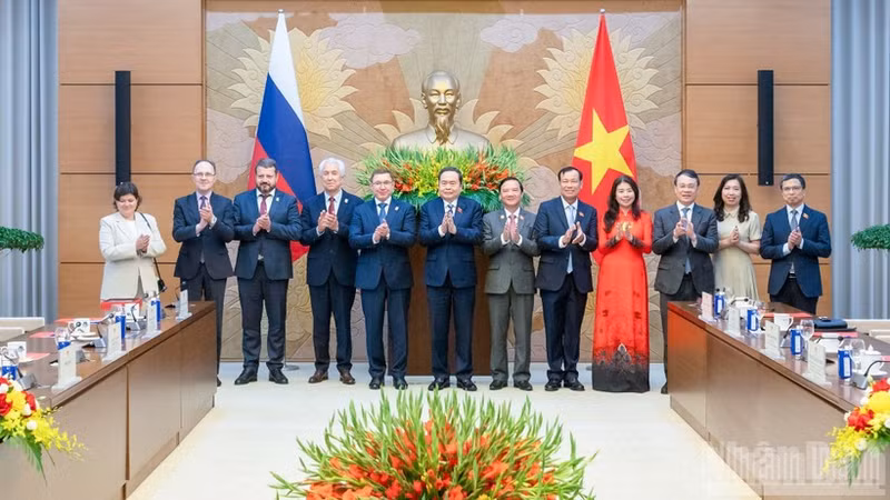 National Assembly Chairman Tran Thanh Man and the Russian delegation. (Photo: NDO)