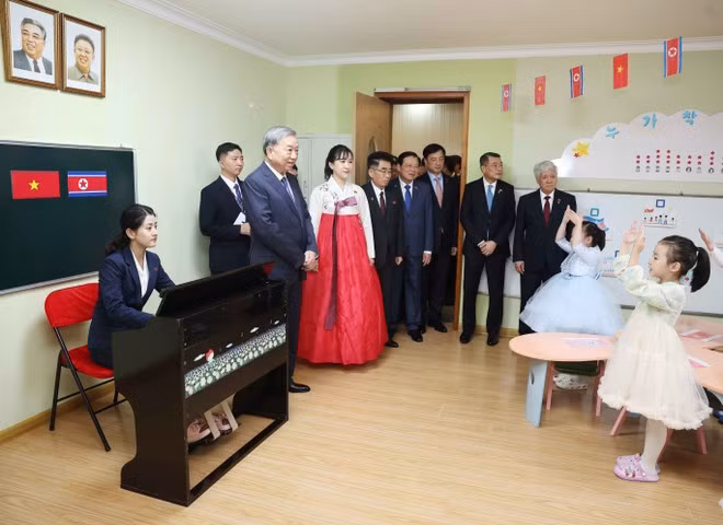 Party General Secretary To Lam visits a classroom named after President Ho Chi Minh (Photo: VNA)
