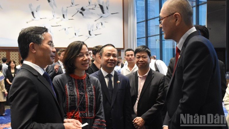 Da Nang Chairman Pham Duc An speaks with Japanese business representatives. (Photo: Anh Dao)