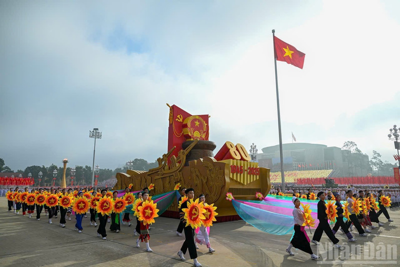 A float bearing the National Emblem of the Socialist Republic of Viet Nam leads the military parade and mass procession. (Photo: NDO)