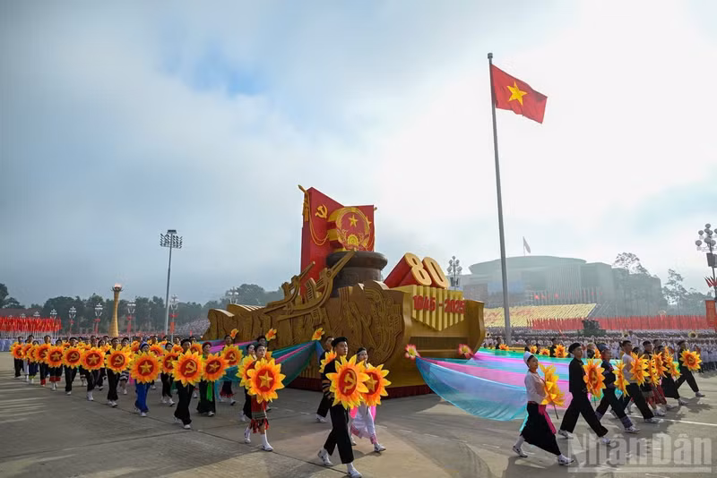 A float bearing the National Emblem of the Socialist Republic of Viet Nam leads the military parade and mass procession. (Photo: NDO)